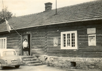 Aleksandra Wenc, przed budynkiem, w którym mieściła się biblioteka, klub ruchu i urzędował sołtys (fot. z połowy lat 60. XX w.)