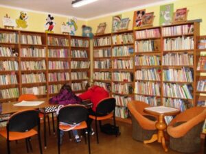 Dzieci po zajęciach odrabiają lekcje w Bibliotece.