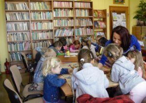 Przedszkolaki z wychowawczynią Anną Paśko na zajęciach w Bibliotece.