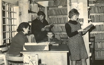 Rok 1967, pani Aleksandra Wenc podczas pracy w bibliotece