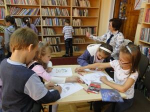 Zajęcia plastyczne dla dzieci w bibliotece.